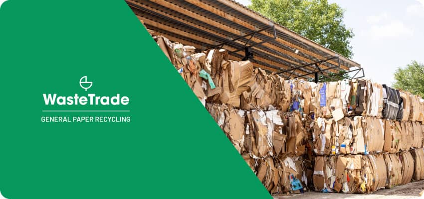 Η εγκατάσταση ανακύκλωσης χαρτιού της WasteTrade με δεμάτια που προετοιμάζονται για ανακύκλωση.